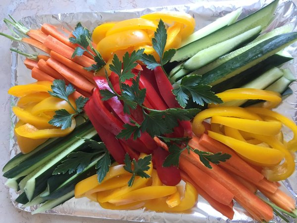 Gemüseplatte mit frischen Kräuterquark-Dip